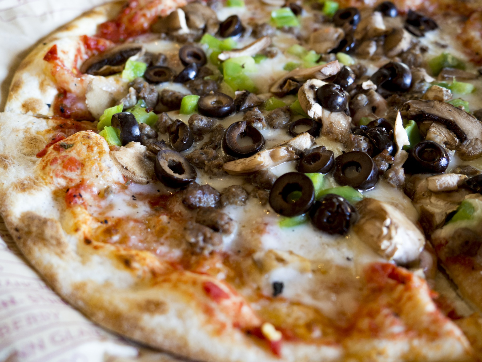 Pizza especial com cogumelos e azeitonas